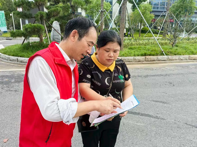 公交二分公司在機(jī)電高職開展“兩問一宣”主題活動